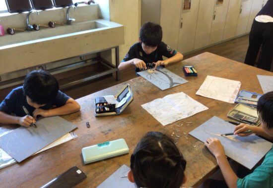 【4年】図画工作科『ほってすって見つけて』