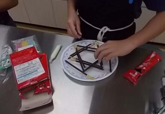 リースをポッキーで