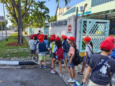 校区の宝物を見つけに 3年生